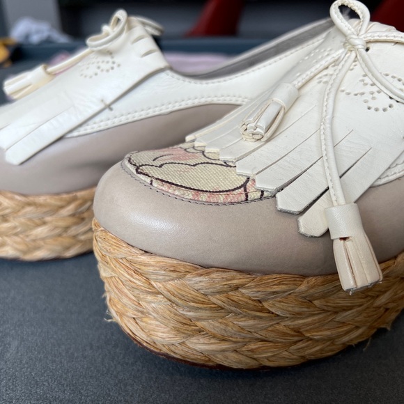 Tory Burch Leather Mules
Neutrals
Printed
Straw Trim
Round-Toes
Wedge Heels - Picture 2 of 5